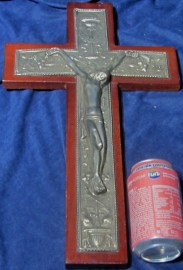 CRUCIFIJO MADERA Y METAL BAJORELIEVE (1)